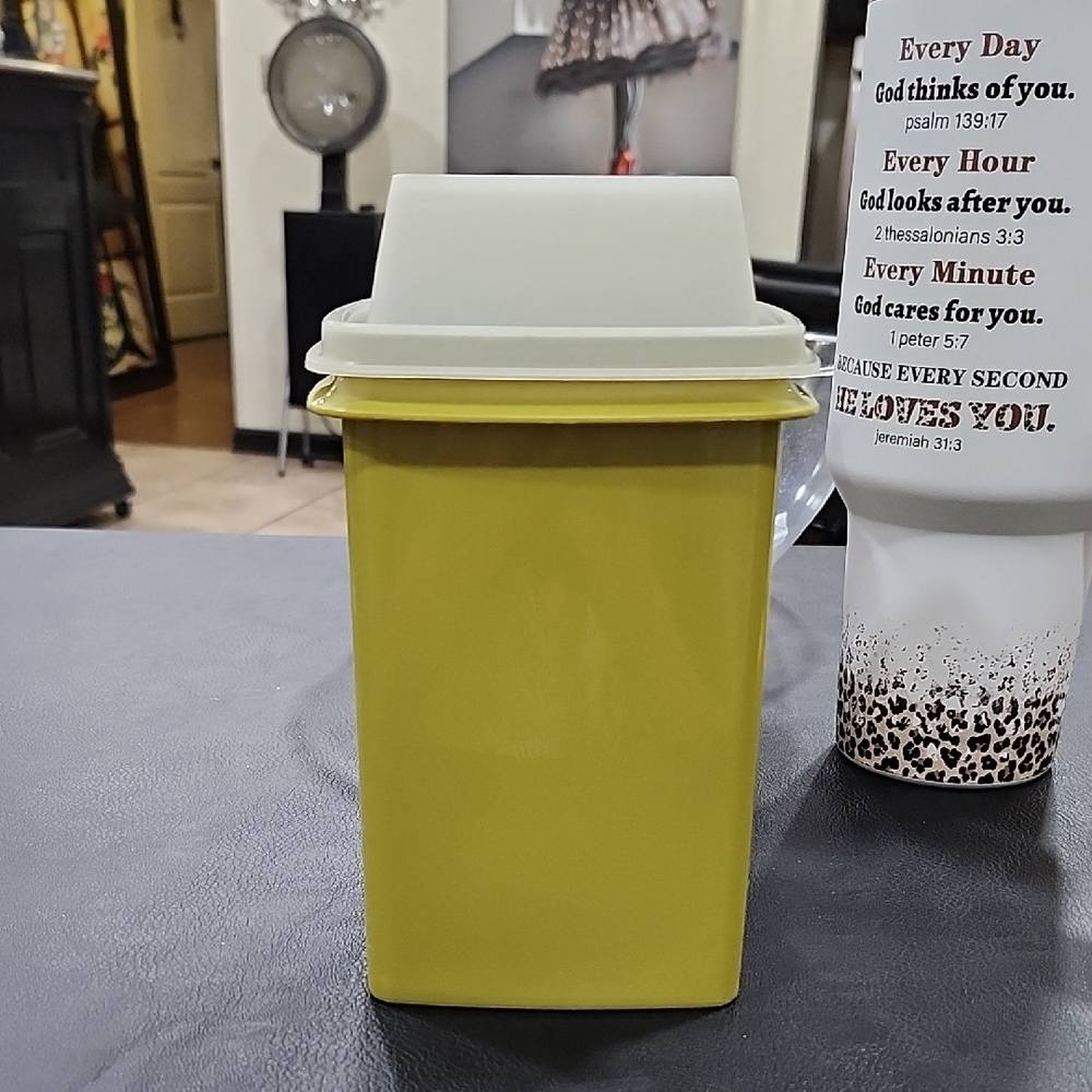 VINTAGE TUPPERWARE PICK-A-DELI CONTAINER